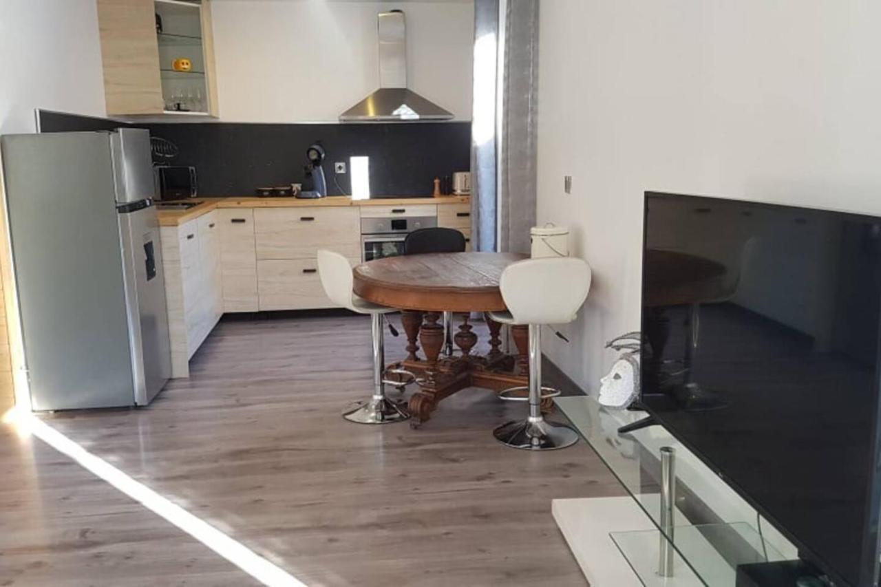 Entier: Appartement. Apartment *